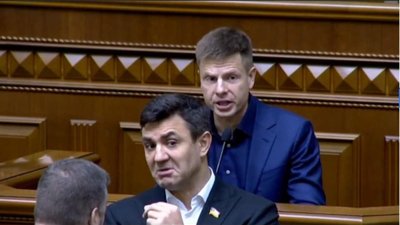 Нардеп від "Слуги народу" корчив гримаси під час виступу нардепа від "ЄС" у Раді