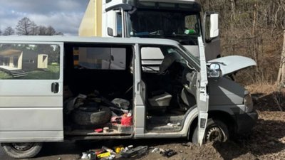 В Івано-Франкове не розминулись Volkswagen Transporter і Mercedes-Benz Actrоs
