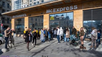 Десятки львівʼян під час повітряної тривоги очікували на відкриття McDonald's (ФОТО)