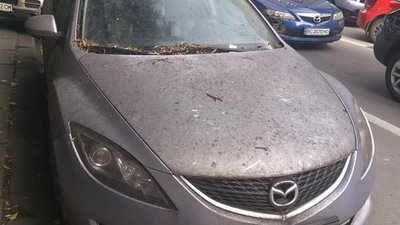 У центрі Львова півроку стоїть покинута на вулиці Mazda (ФОТО)