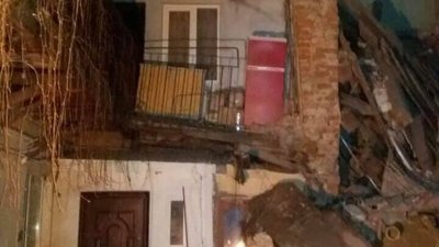 У Львові обвалилася стіна будинку в якому квартири здають туристам подобово (ВІДЕО)