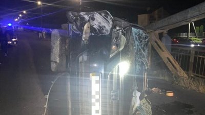На Львівщині на мості перекинувся автомобіль