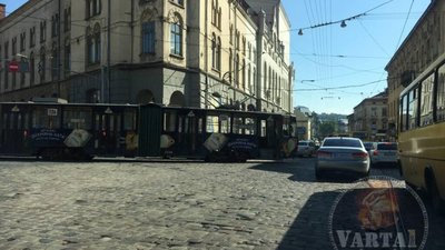 У Львові трамвай перекрив рух на перехресті (ФОТО)