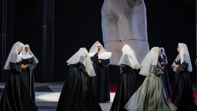 Караванська вперше створила сценічні костюми для грандіозної французької опери