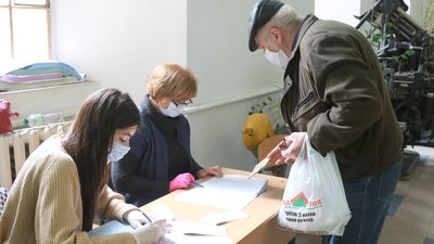 У Львові виборець кинув у скриньку два бюлетені