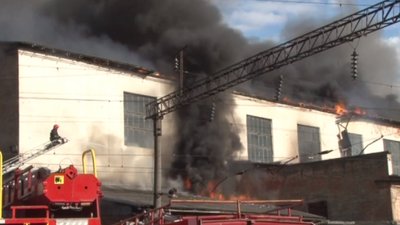 Пожежу у Локомотивному депо гасили  кілька годин два поїзди та десятки  спецавтівок (ВІДЕО)