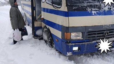 На Львівщині маршрутка втопилась у снігу