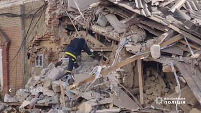 Авіаудар по Бахмуту: росіяни зруйнували школу, де переховувались люди
