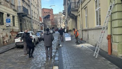 У центрі Львова щось впало біля борделю
