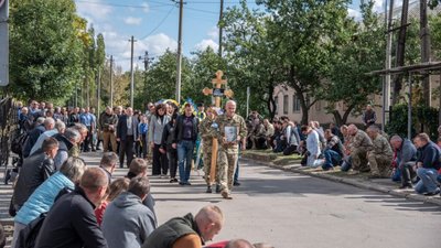 Синьо-жовті браслети: поховали воїна, фото руки якого облетіло весь світ (ФОТО)