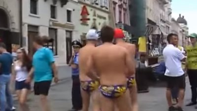 Біля львівської Ратуші дефілюватимуть чоловіки у плавках