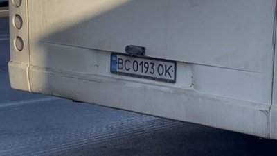 У Львові курсує маршрутка із поламаними дверима