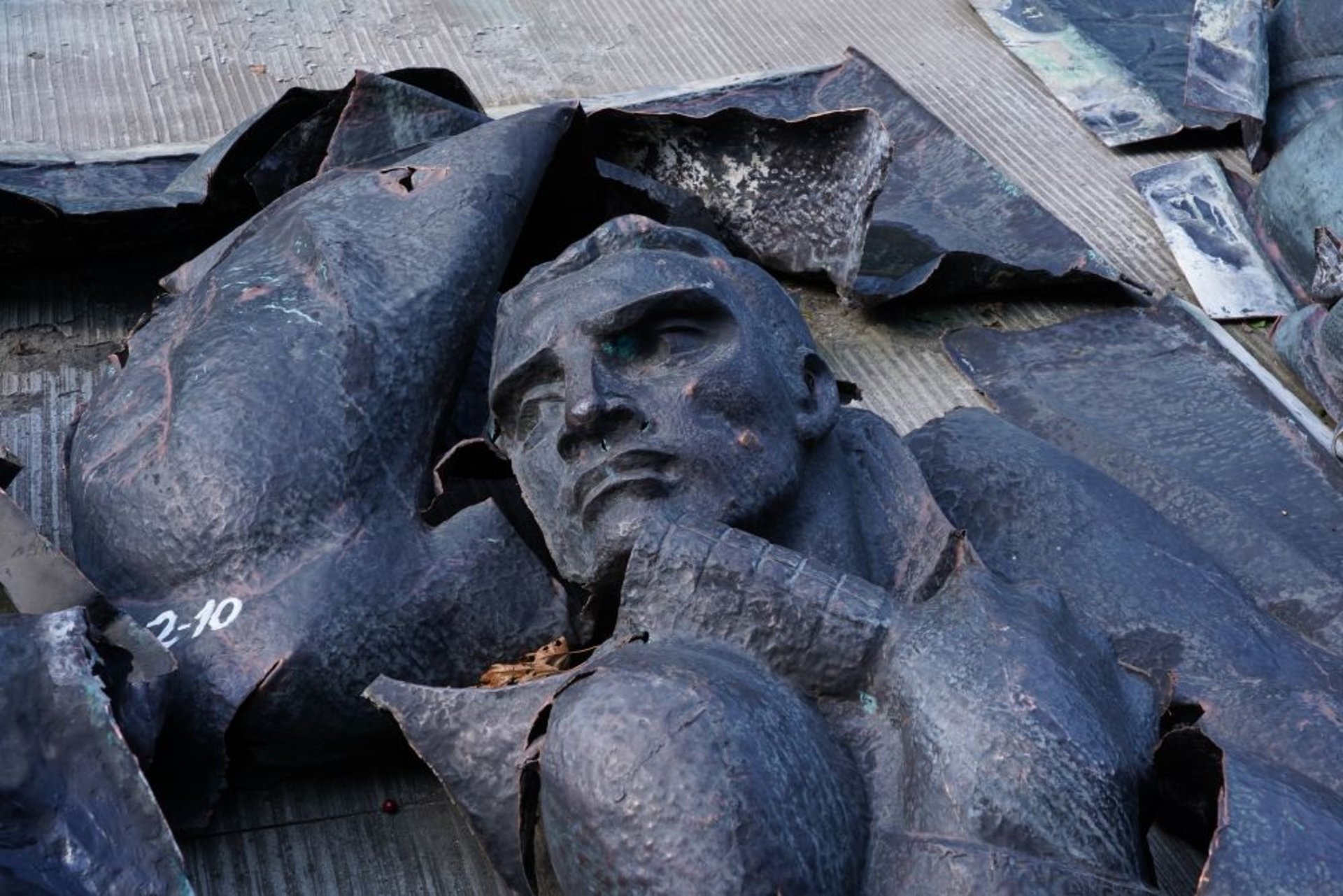 У Львові триває демонтаж Монументу слави