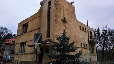 Фото дня: як у Львові зникають вілли