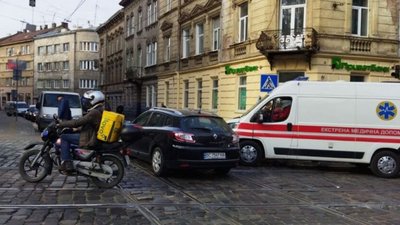 У Львові в ДТП потрапив автомобіль швидкої медичної допомоги (ФОТО)