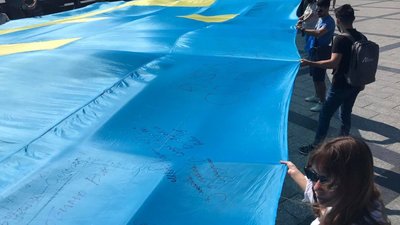 На повітряних кульках до Криму: львів'яни створили послання до кримських татар (ФОТО)