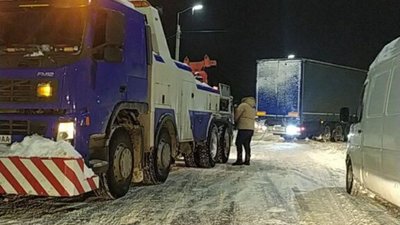 Біля Львова вантажівка злетіла з дороги (ФОТО)