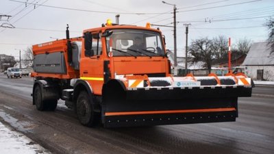 Дороги Львівщини очищують від снігу