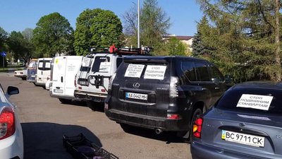 У Львові підприємці влаштували автопробіг "за відкриття ринків" (ФОТО)