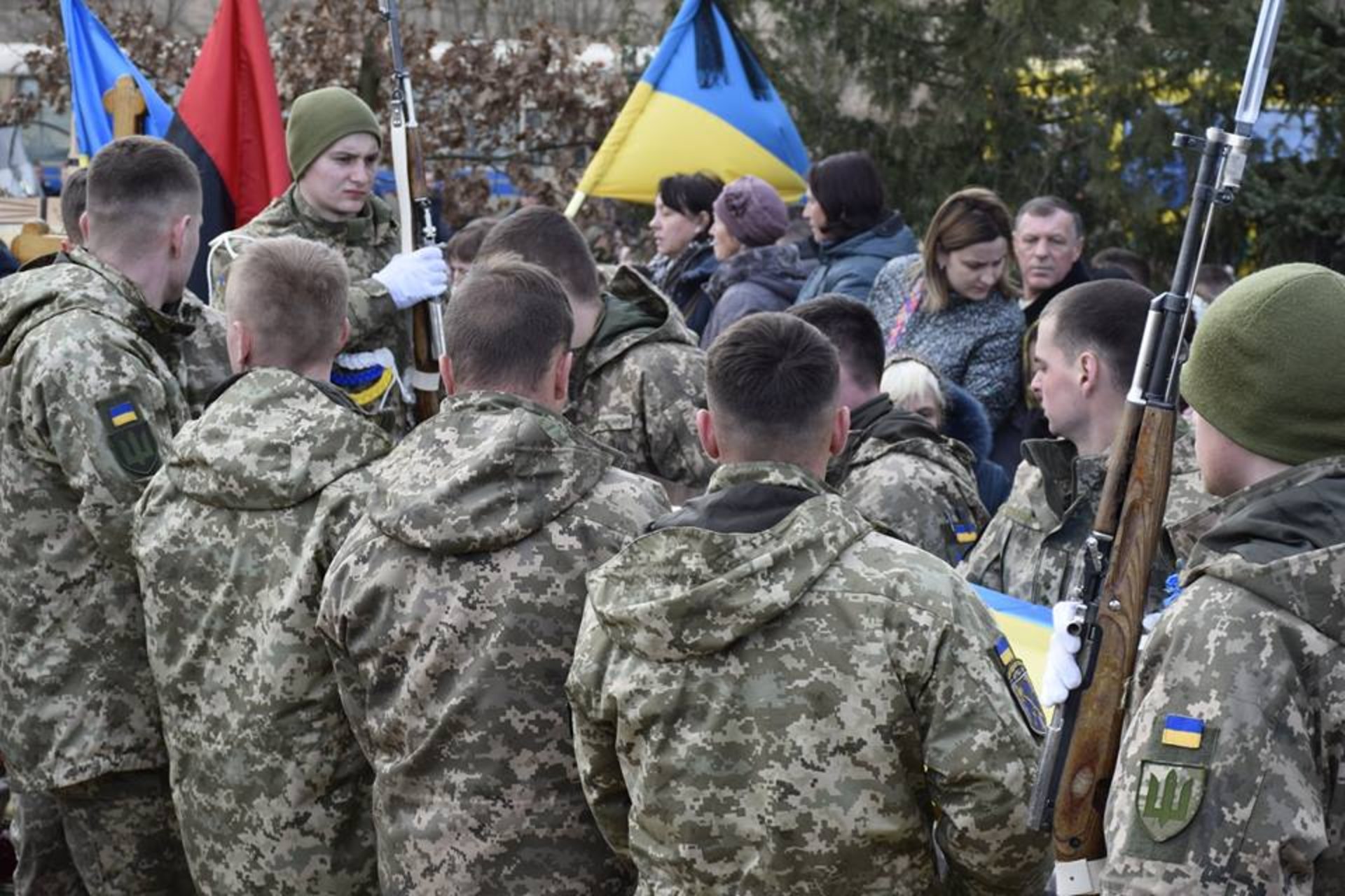 Як на Львівщині тисячі людей провели в останню путь Героя України. Фото: Яворівська РДА.
