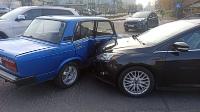 У Львові на Сихові не розминулись автомобілі (ФОТО)