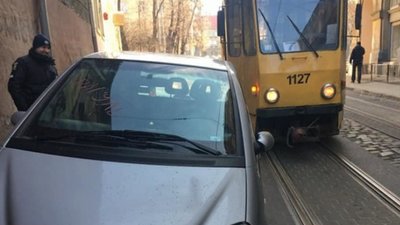 У Львові 19-річний водій «Mercedes» із купленими правами заблокував рух трамваям