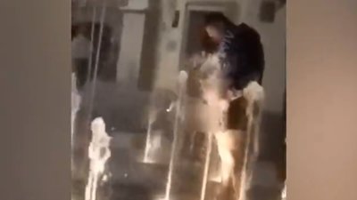У центрі Львова чоловік привселюдно помив свої статеві органи у фонтані (ВІДЕО)