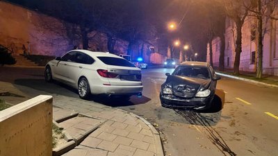 У Львові водій переплутав знак "стоп" із головною дорогою (ФОТО)