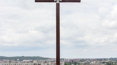 У Львові вандали спиляли шестиметровий хрест на горі Баба Род