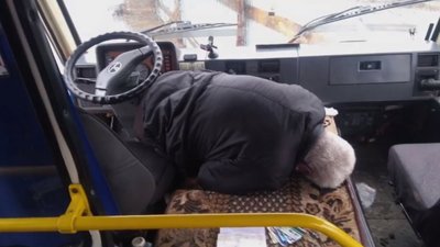 На Дніпропетровщині під час руху помер водій маршрутки (ВІДЕО)