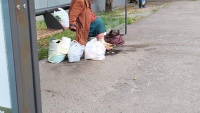 У Львові жінка живе на зупинці громадського транспорту (ФОТО)