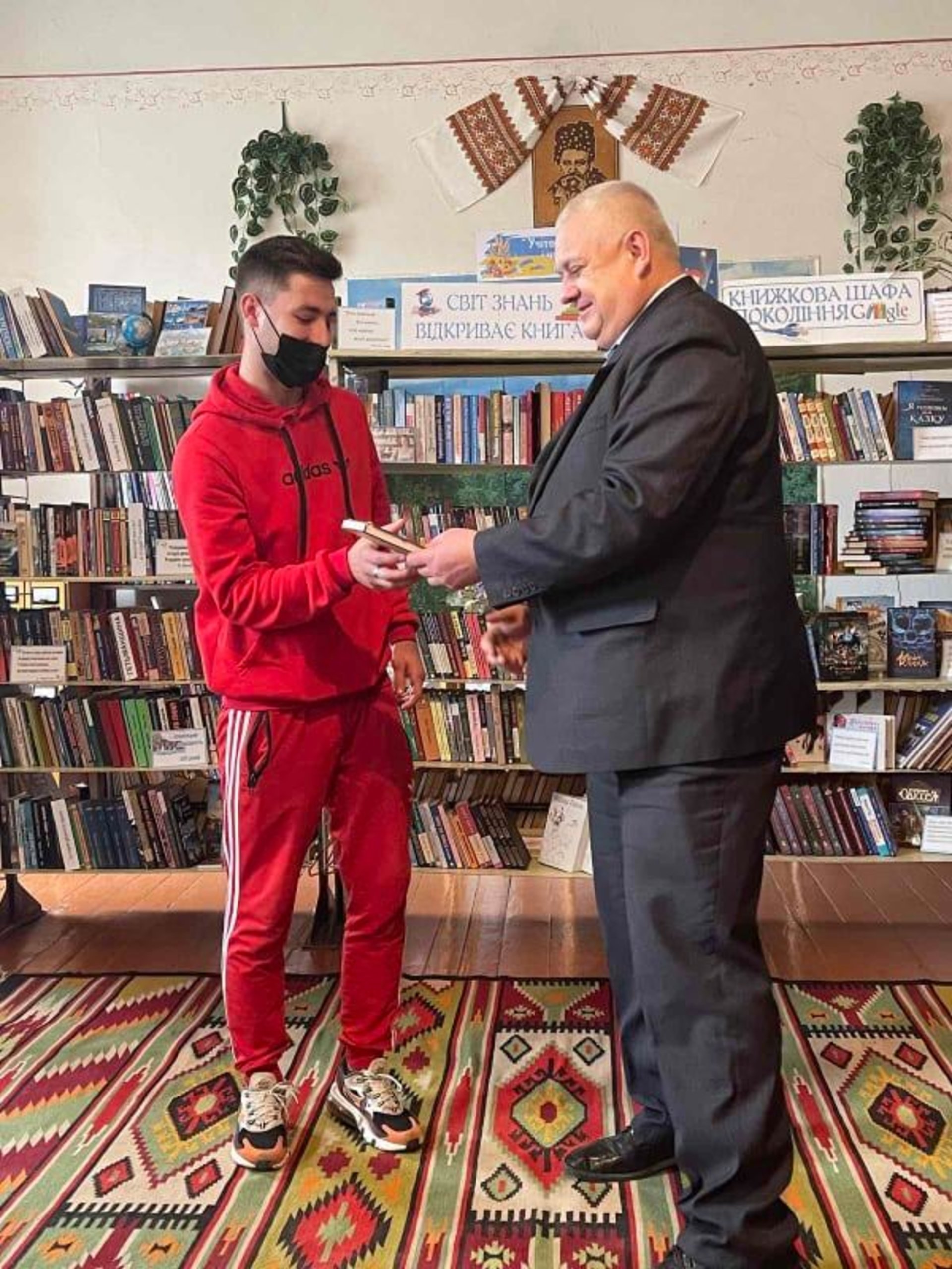 Трьом мешканцям Глинян вручили ключі від власних квартир