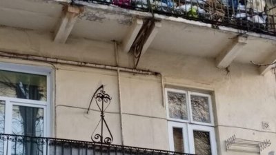 У центрі Львова виявили балкон зі сміттям (ФОТО)