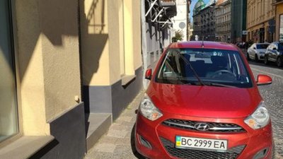 Львів'яни просять заборонити парковку на вулиці Гнатюка (ФОТО)