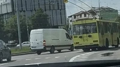 У Львові тролейбус порушує правила дорожнього руху (ФОТО)