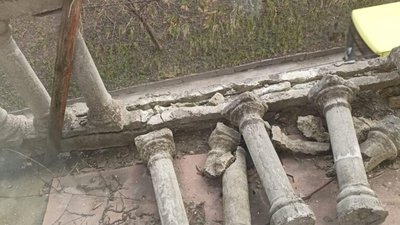 У Львові аварійний балкон може у будь-який момент вбити перехожих (ФОТО)