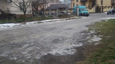 У Львові комунальники так і не розчистили сніг (ФОТО)