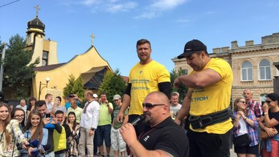 У Львові до Дня прапора встановили рекорд України з перетягування трамваїв (ВІДЕО)
