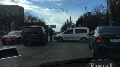У Львові біля готелю не розминулись автомобілі (ФОТО)