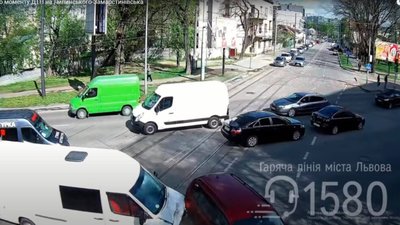 Автотроща на перехресті вулиць Липинського–Замарстинівська зупинила рух транспорту (ВІДЕО)