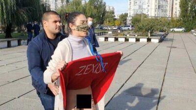 Femen без трусів протестували перед Зеленським на виборчій дільниці (ВІДЕО)