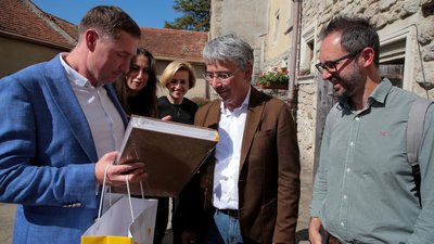Скандальний міністр Ткаченко оглядав замки на Львівщині