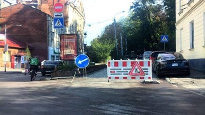 У Львові на одній із вулиць перекладають бруківку (ФОТО)