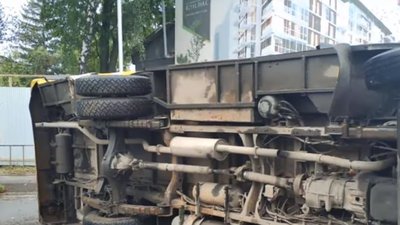 На трасі біля Львова перекинувся пасажирський автобус: є постраждалі (ВІДЕО)