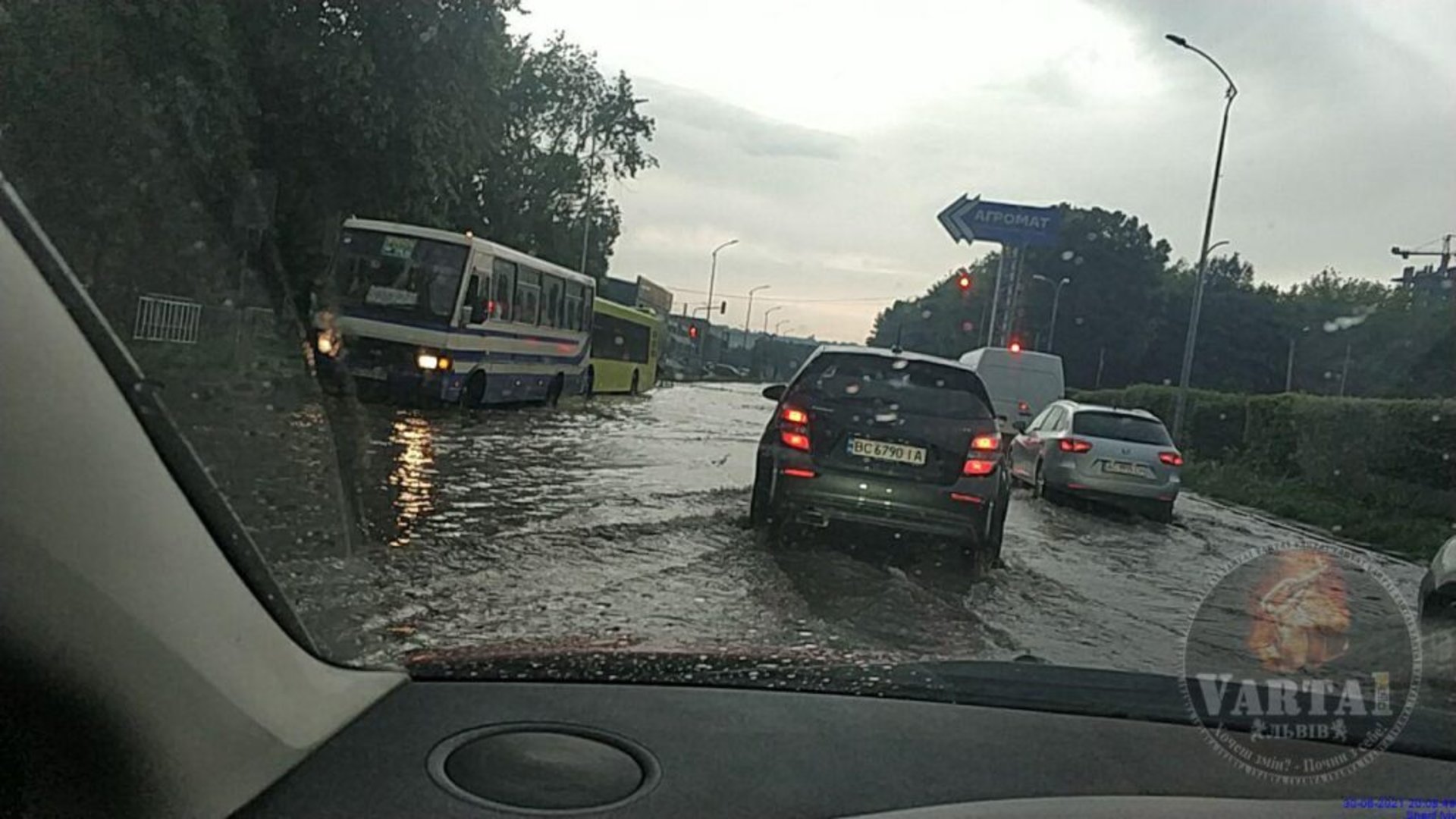 У Львові затопило вулицю Липинського