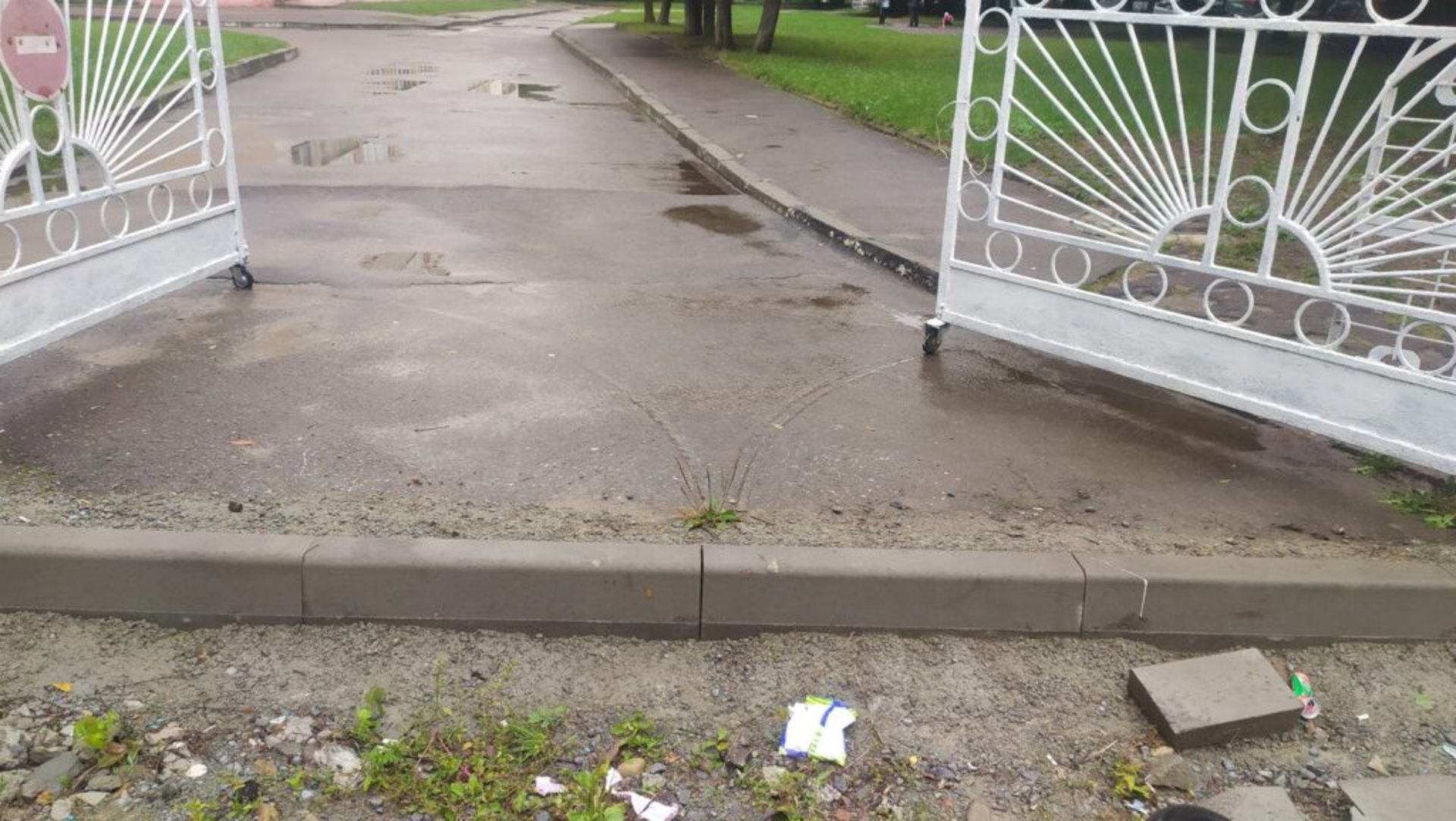 У Львові просять відремонтувати хідник до школи