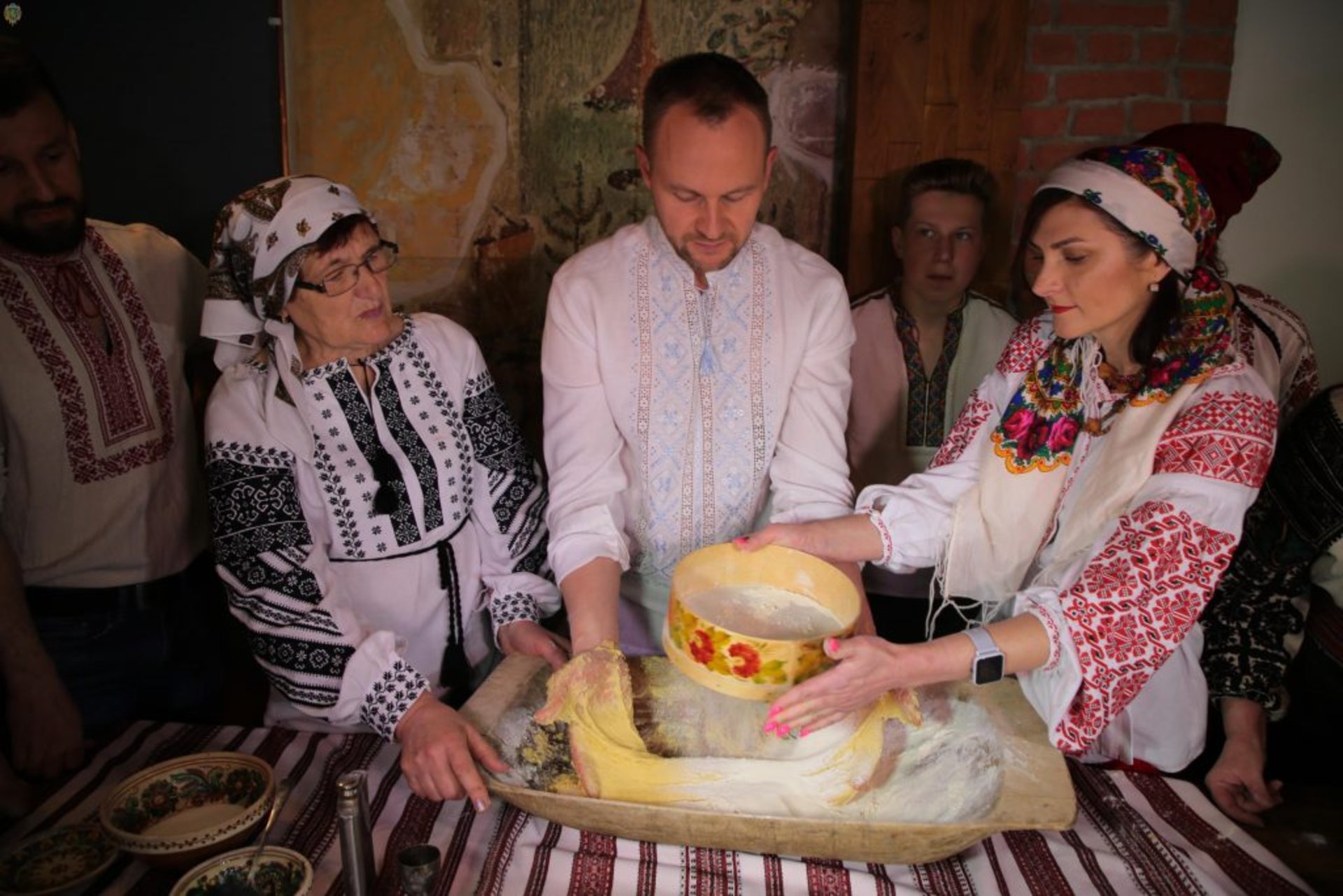 Як на Львівщині випікають паски для Захисників України