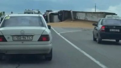 Біля Львова перекинулась вантажівка з зерном (ФОТО, ВІДЕО)