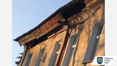 У Львові зсунувся дах будинку (ФОТО)