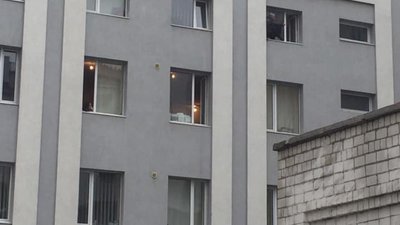 У Львові чоловік погрожує викинутися з вікна відділу поліції і вимагає приїзду журналістів (ВІДЕО)